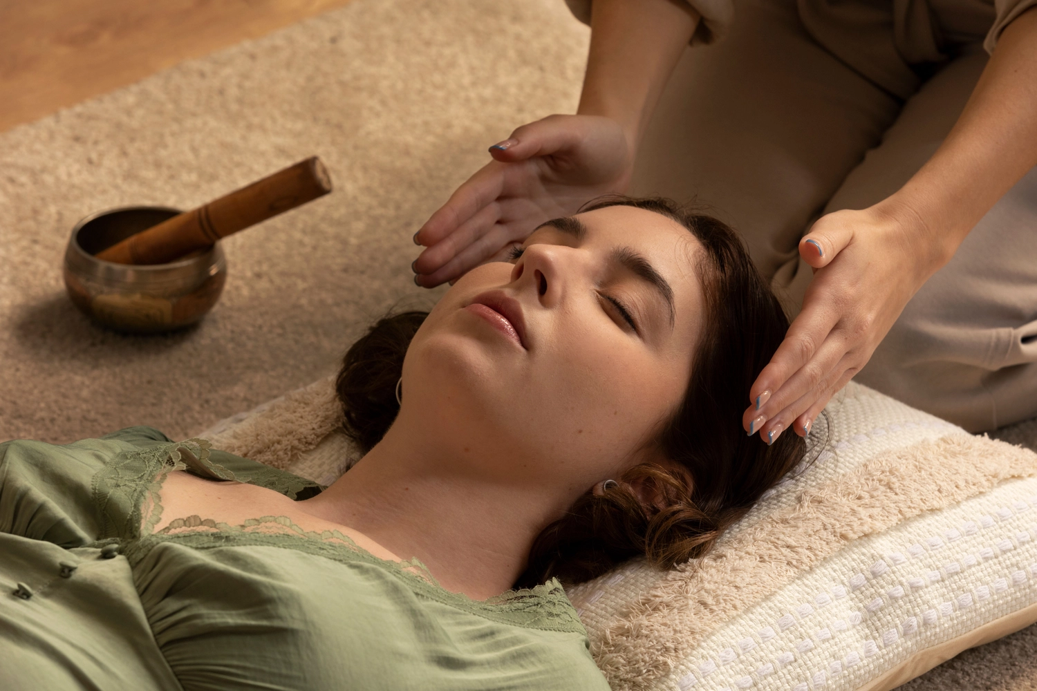 Ines Facius - Reiki - Lebensberatung -  Reiki Behandlung mit Klangschale
